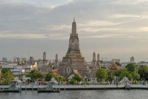 Beyond the Wai: Understanding Thai Greetings and Body Language