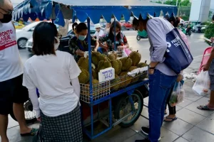 Navigating Currency Exchange in Thailand: Banks vs. Kiosks